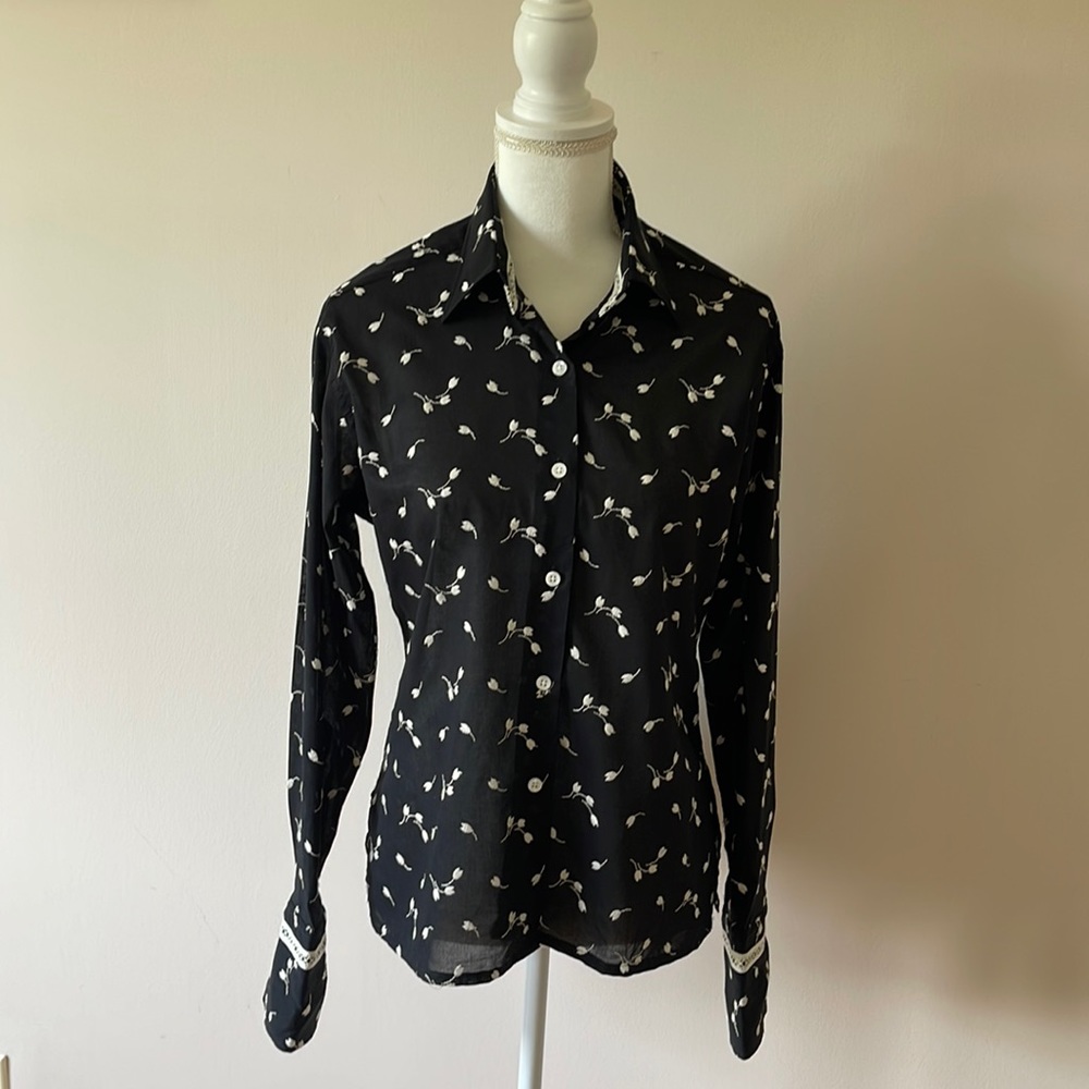 Beautiful Liz Logie New York Women’s blouse with embroidered flower detail